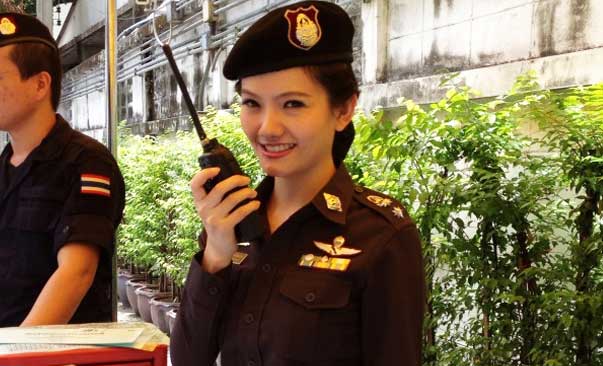 Policía buenorra en Bangkok contra las revueltas