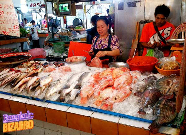Mercado de pescado en On Nut Bangkok