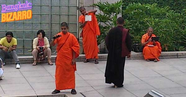 Monjes budistas con móviles iPhone