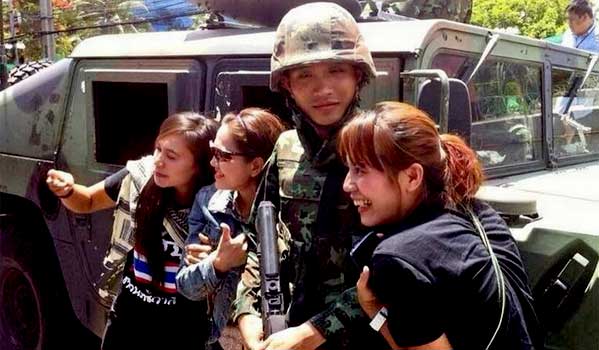 Militar guapo en visitar Tailandia