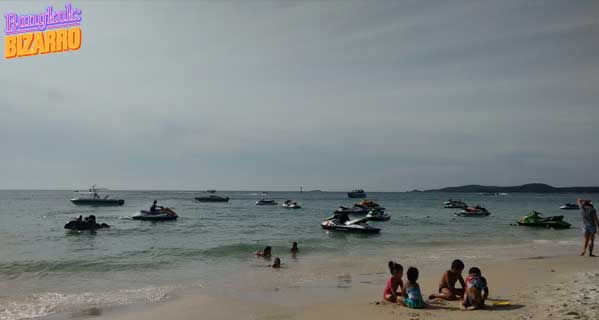 Lanchas y barcos en playa Tailandia