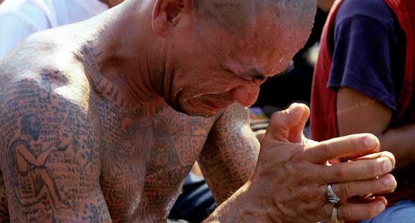 tailandes rezando tatuajes templo