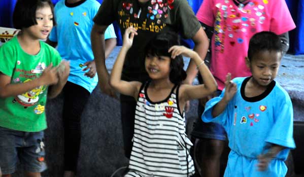 niños tailandeses bailando