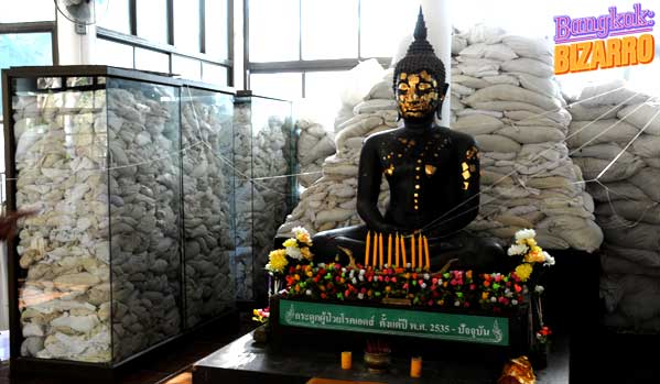 Wat Phra Baht Nam Phu sida tailandia