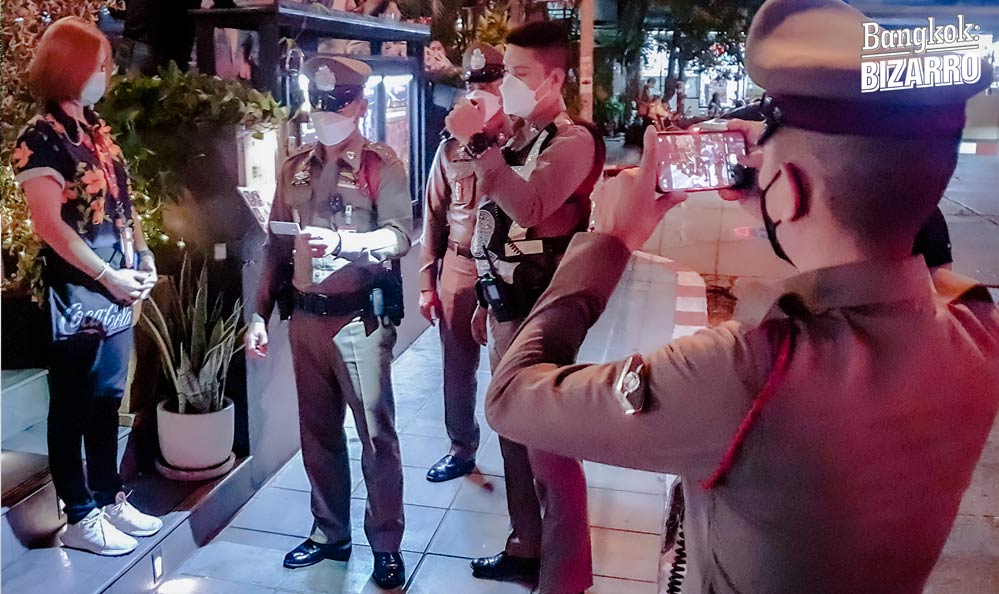 Policía de Bangkok en discoteca