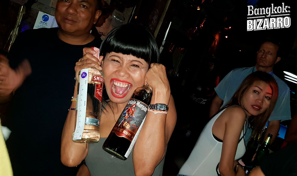 Mujer botellas club Bangkok